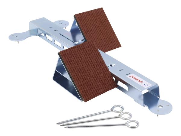 Metallischer Startblock mit zwei braunen Antirutsch-Pads und drei Befestigungsnägeln.