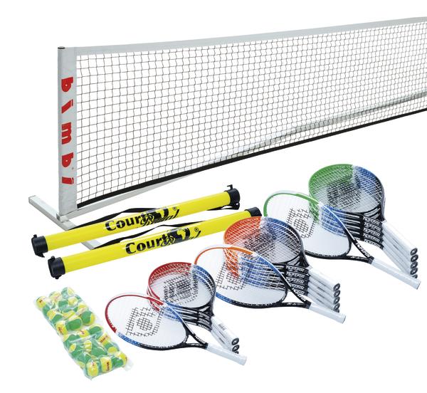 Tennis-Set mit Netz, gelben Pfosten, vier Tennisschlägern und mehreren Tennisbällen.