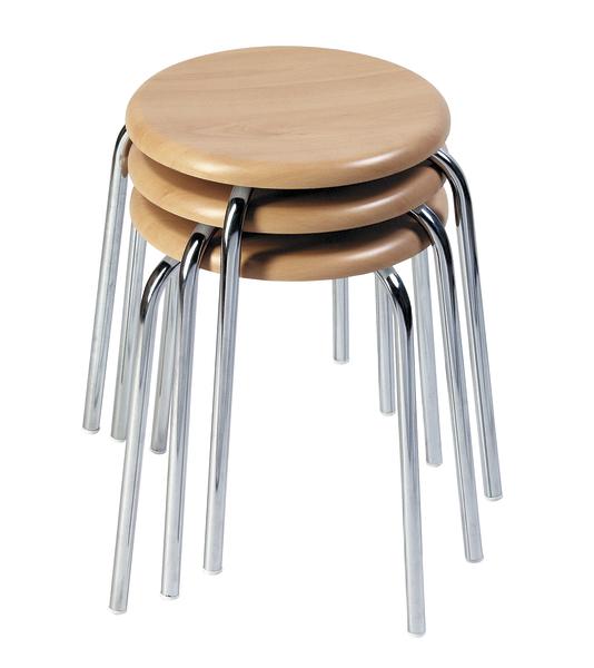 Gestapelte runde Holz-Hocker mit verchromten Metallbeinen, modernes Design, platzsparend.