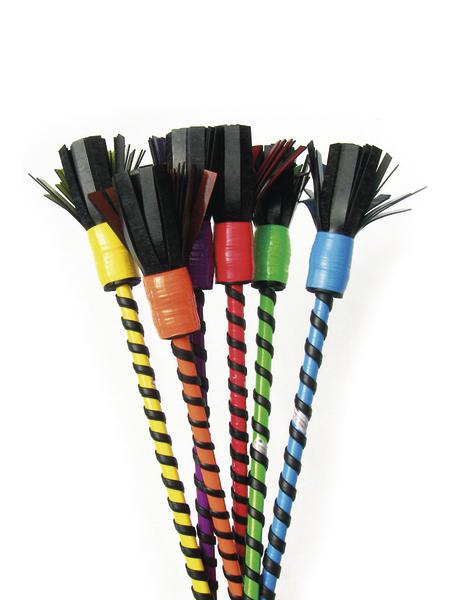 Dekorierter Holzstab umwickelt mit spezieller Gummispirale und schwarzen Gummibüscheln an den Enden.
