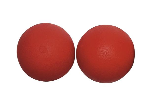 Zwei rote Massagebälle aus Gummi auf weißem Hintergrund, rund und glatt.