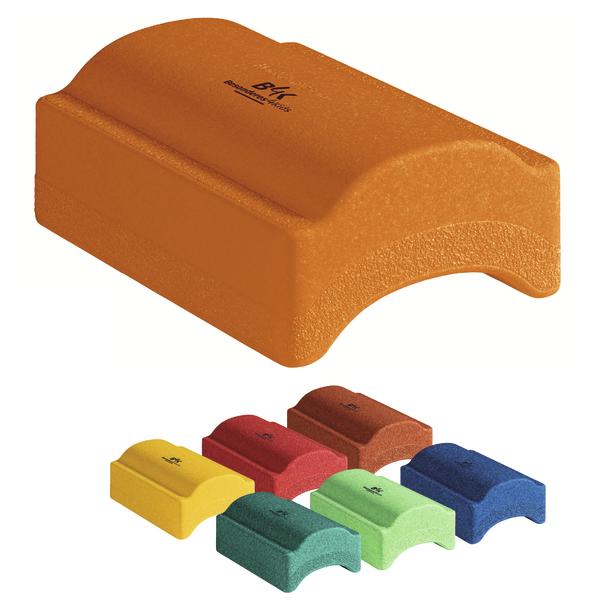 Bunte Schaumstoffbausteine mit gewölbter Form vor weißem Hintergrund.