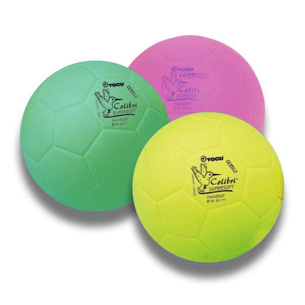 Drei farbige Soft-Handbälle in Grün, Pink und Gelb mit „TOGU Colibri Supersoft“-Aufdruck vor weißem Hintergrund.
