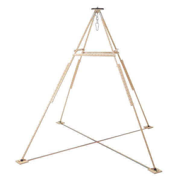 Verstellbares Holz-Dreibein mit Metallhaken.