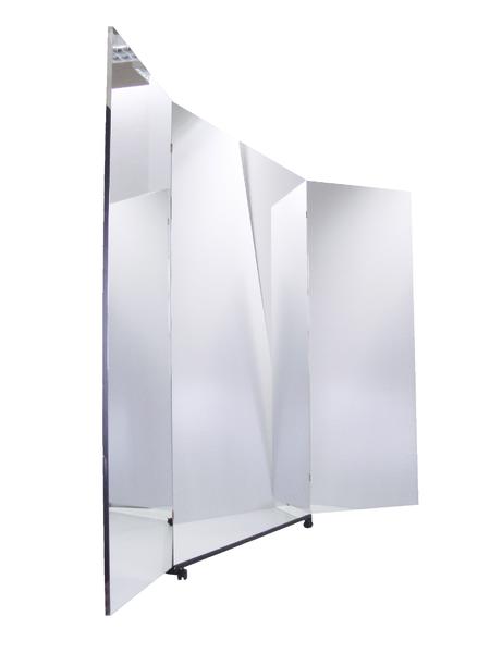 Spiegelrollständer mit spiegelnden Oberflächen und weißem Hintergrund.