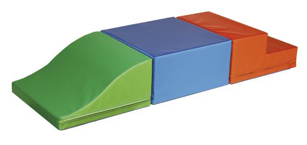 Weiches Kinderspielgerät mit grüner Rampe, blauen und roten Kletterelementen aus Schaumstoff.