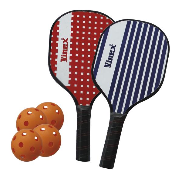 Zwei Pickleball-Schläger mit rot-weiß und blau-weißem Design und vier orangefarbene Pickleball-Bälle.