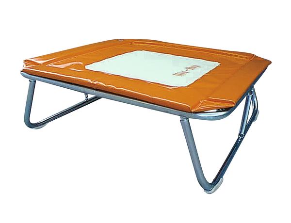 Kleines rechteckiges Trampolin mit orangefarbenem Rand und Metallrahmen für Indoor-Training.