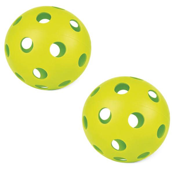 Zwei grüne Kunststoffbälle mit mehreren runden Löchern vor weißem Hintergrund.