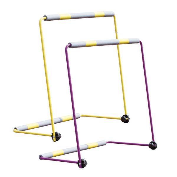 Zwei bunte Trainingshürden aus Metall für Sport und Fitnessübungen.