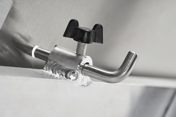 Metallspanner mit Flügelmutter an Aluminiumprofil für präzise Befestigung.