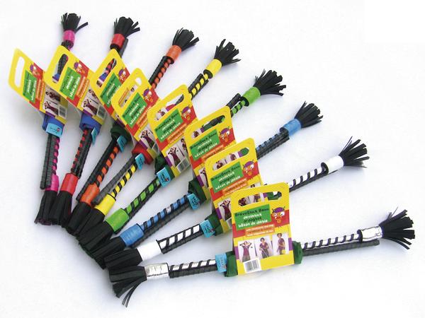 Bunte dekorierte Holstäbe umwickelt mit spezieller Gummispirale und schwarzen Gummibüscheln an den Enden in verschiedenen Farben, sortiert auf weißem Hintergrund.