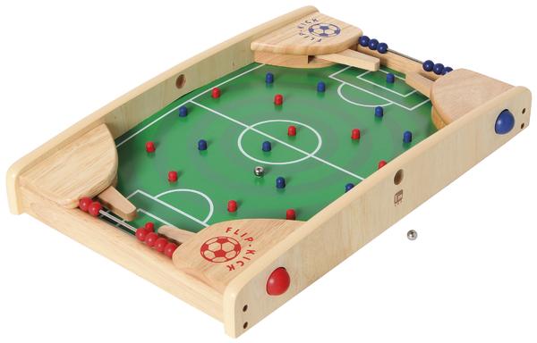 Miniatur-Holzflipper mit Fußballfeld und roten sowie blauen Spielfiguren für Geschicklichkeitsspiel.