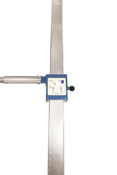 Präzises digitales Messgerät mit langem Metalllineal für industrielle Anwendungen.