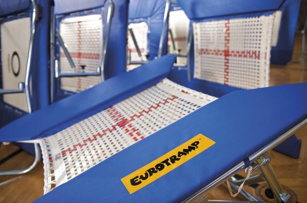 Eurotramp Trampolin mit blauem Rahmen und weißem Sprungtuch in Sporthalle.