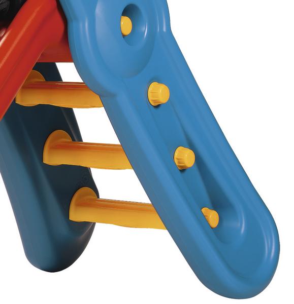 Kinderrutsche aus Kunststoff in Blau, Rot und Gelb, Nahaufnahme der Stufen und Seitenteile.