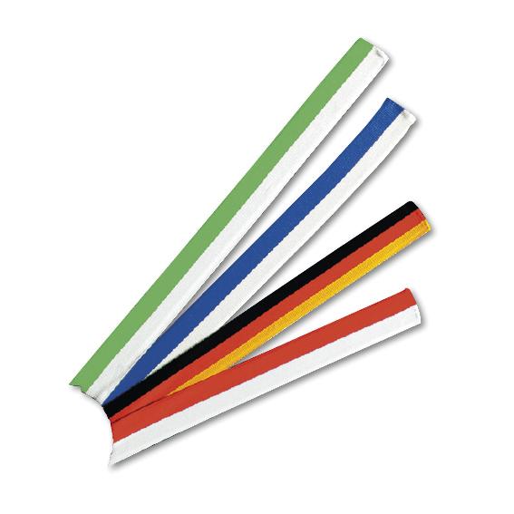 Bunte Stoffbänder in Grün, Blau, Schwarz-Rot-Gelb und Rot-Weiß auf weißem Hintergrund.