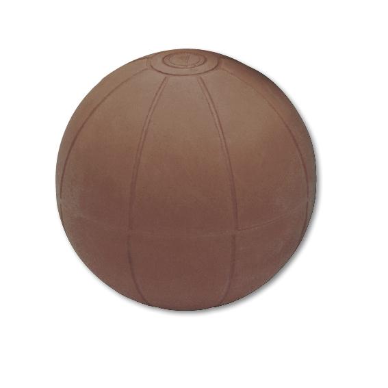 Brauner Medizinball mit Griffen für Fitness- und Krafttraining, isoliert auf weißem Hintergrund.