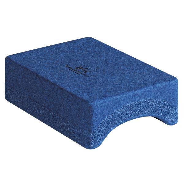 Blauer Schaumstoffbaustein mit B4K-Logo und gewölbter Aussparung an der Unterseite vor weißem Hintergrund.