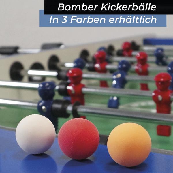 Bomber Kickerbälle in Weiß, Rot und Gelb vor Tischkicker