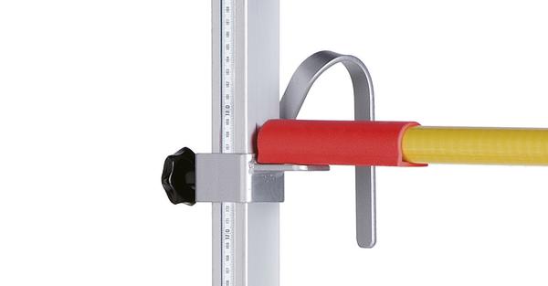 Höhenverstellbarer Absperrpfosten mit gelbem Kunststoffgriff und rotem Schutzüberzug auf weißem Hintergrund.