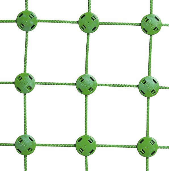 Grünes Sicherheitsnetz mit runden Verbindungsstücken aus Kunststoff, isoliert auf weißem Hintergrund.