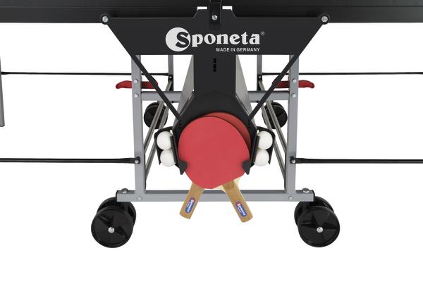 Sponeta Tischtennisplatte mit Schlägern und Bällen in der Halterung, von oben fotografiert.