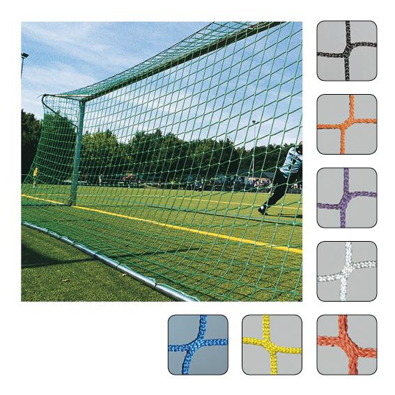 Fußballtor-Netze in verschiedenen Farben auf Sportplatz.