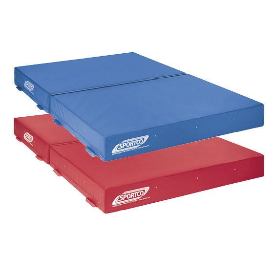 Zwei Sportco Weichboden-System-Matten in Blau und Rot mit Sportco-Logo, ideal für Gymnastik und Training.