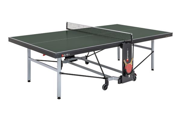 Tischtennisplatte mit grünem Spielfeld, Netz und klappbarem Metallgestell auf Rollen.