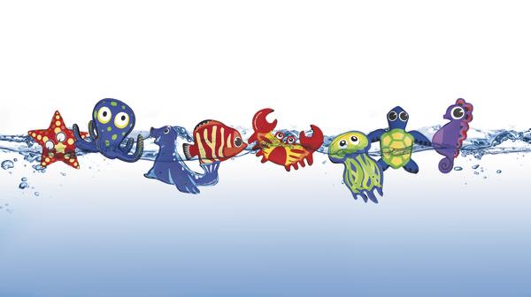 Bunte Meeresbewohner als Spielzeugfiguren in Wasser mit Wellen und Blasen.