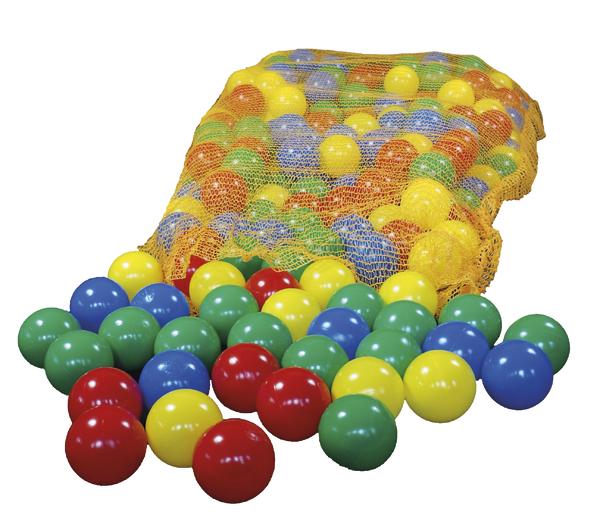 Bunte Spielbälle in Rot, Gelb, Grün und Blau in einem Netzbeutel für Kinder.