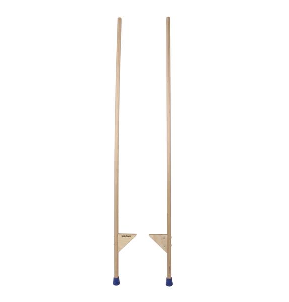 Paar Holzstelzen mit blauen Gummispitzen für Kinder zum Balancieren und Spielen.