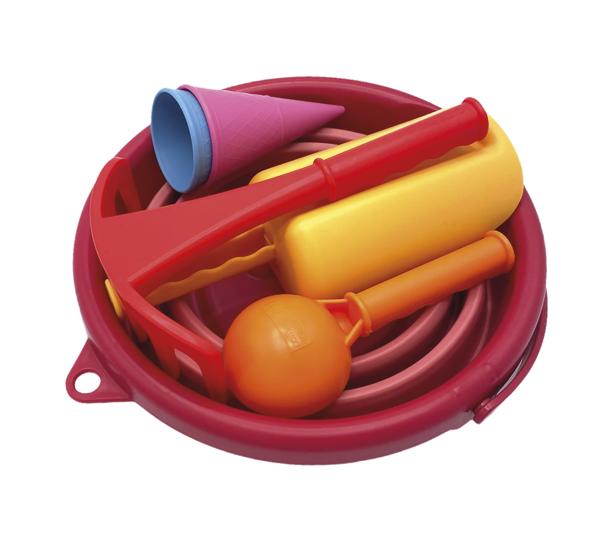 Kinderspielzeug-Set mit rotem Eimer, orangefarbenem Ball, gelbem Roller und pink-blauem Kegel.