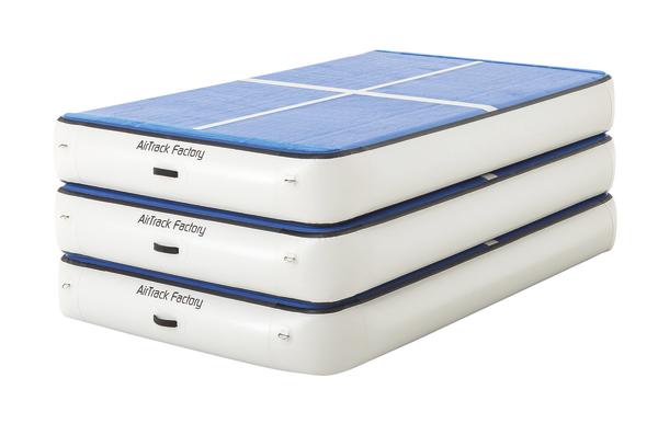 Aufblasbare AirTrack Gymnastikmatte in Blau und Weiß, gestapelt, für Training und Sport.