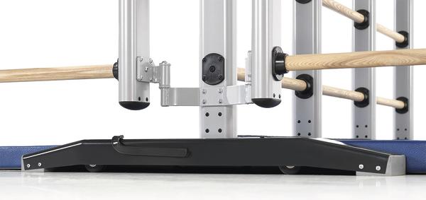 Moderner Fitnessgerät-Grundrahmen mit Holzstangen und Metallstützen auf weißem Boden.
