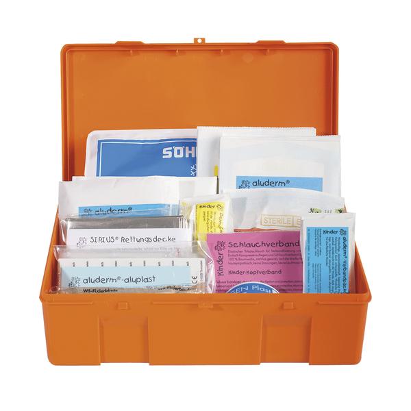 Erste-Hilfe-Kasten mit verschiedenen Verbandsmaterialien und Rettungsdecke in orangefarbener Box.
