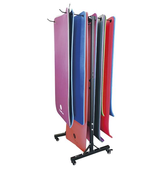 Mehrfarbige Gymnastikmatten auf einem mobilen Metallständer hängend, isoliert auf weißem Hintergrund.