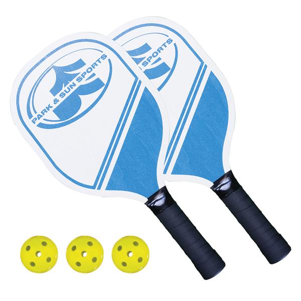 Zwei blaue Pickleball-Schläger mit drei gelben Pickleball-Bällen auf weißem Hintergrund.