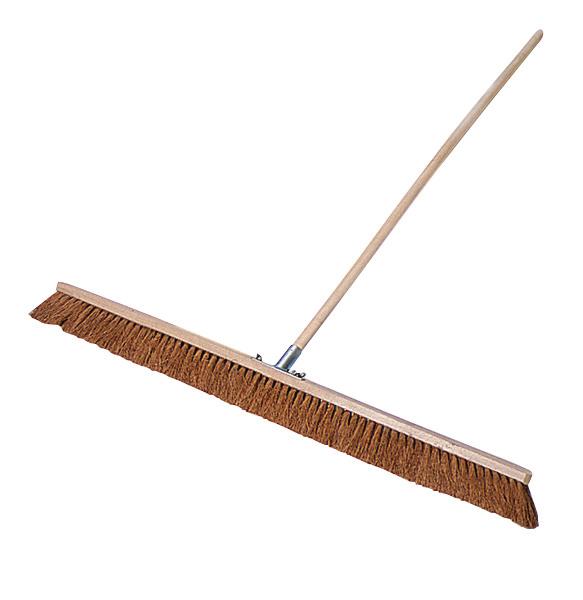 Breiter Besen mit Holzstiel und braunen Naturborsten für grobe Reinigungsarbeiten.