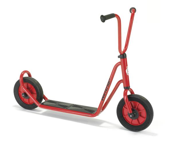 Roter Kinderroller mit Luftreifen und rutschfestem Trittbrett, freigestellt auf weißem Hintergrund.