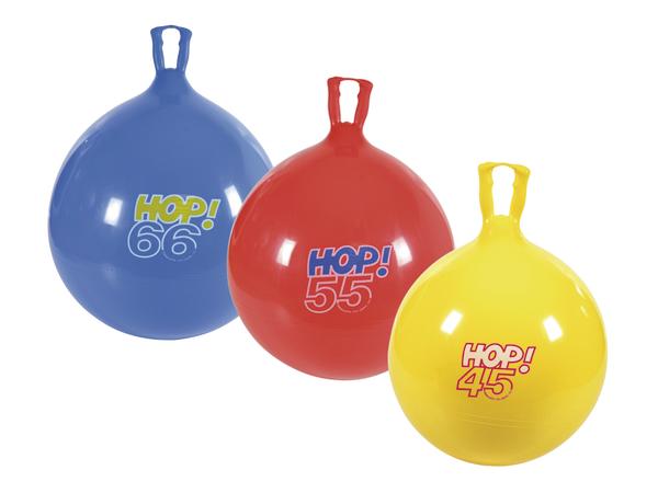 Drei bunte Hüpfbälle in Blau, Rot und Gelb mit Griffen und Aufdrucken.