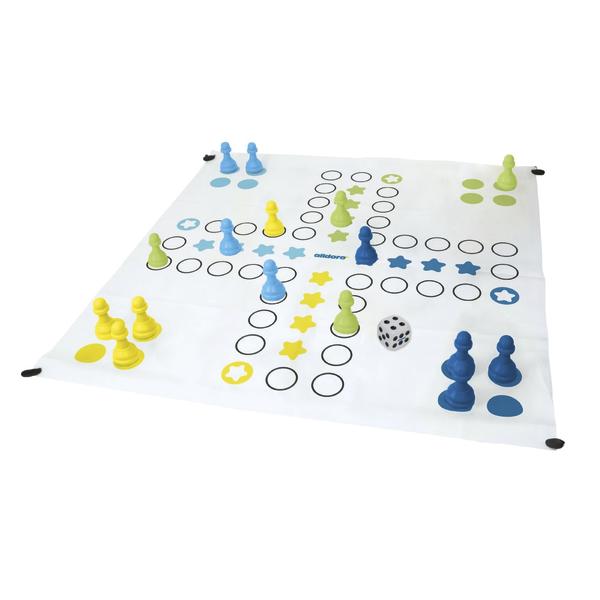 Spielmatte mit aufgedrucktem Spielfeld, farbigen Spielfiguren und Würfel vor weißem Hintergrund.