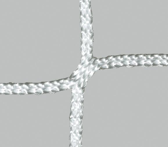 Weißes geflochtenes Netz aus Nylonseil vor grauem Hintergrund, Nahaufnahme.