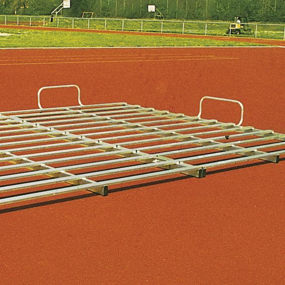 Metallgestell für Startblöcke auf roter Laufbahn im Freien bei Sportanlage