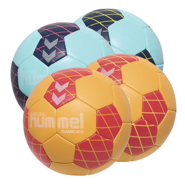 Zwei blau-marine Hummel Handbälle mit rotem und gelbem Streifenmuster sowie zwei orange-rote Hummel Handbälle gelbem und rotem Streifenmuster, ideal für Handballspiele und Training.