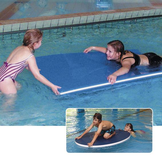 Kinder spielen mit einem Schwimmbrett im Hallenbad.
