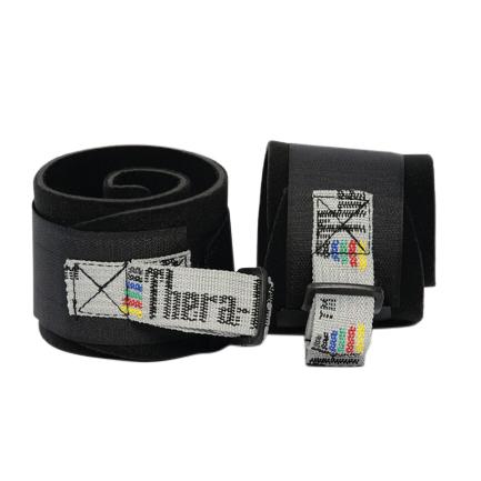 Schwarze Skibänder mit buntem Logo und grauem Etikett, zusammengerollt auf weißem Hintergrund.