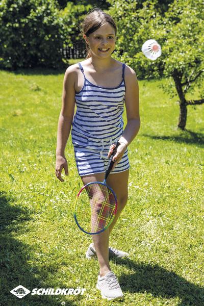 Mädchen spielt Badminton mit Schildkröt Schläger im Garten
