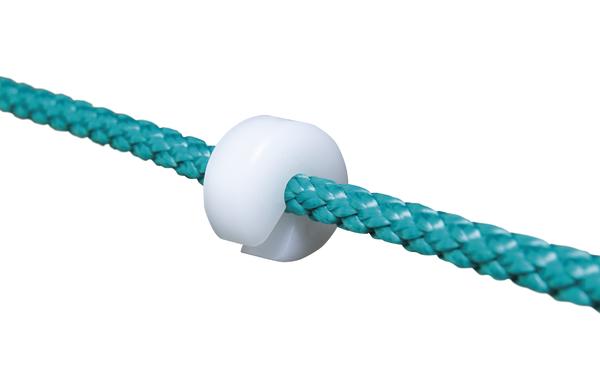 Weißer Kunststoffstopper auf blauem geflochtenem Seil vor weißem Hintergrund